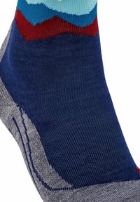 Calza alta fino al ginocchio con corpo blu navy, tacco e punta grigio; decorata con strisce azzurre e rosse vicino alla parte superiore. Design a maglia testurizzata.