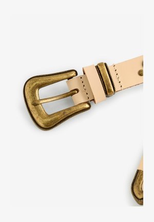 Leren riem in licht perzik met een decoratieve, verouderde messing gesp. Kenmerkt zich door gedetailleerde randstiksels en een gladde textuur.