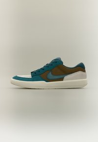 Неизбран, mosswood brown/geode teal-lt orewood brn
