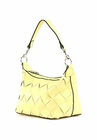 Sac à main en cuir tressé jaune avec une courte bandoulière, des ferrures en argent et une fermeture éclair supérieure, sur un fond blanc.