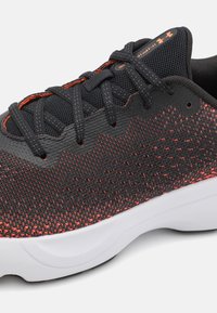 Under Armour INFINITE - Road running shoes - black/ares red