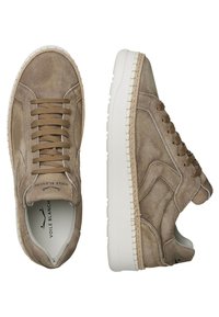 Sneakers beige in suede a basso profilo con punta rotonda, suola in gomma bianca e lacci marroni. Presentano dettagli di cucitura e una fodera in tela.