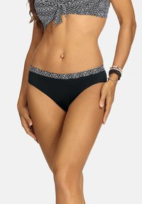 Czarne bikini kąpielowe z wzorzystym paskiem w talii. Wykonane z gładkiego materiału, ma klasyczny krój i wygodne dopasowanie.