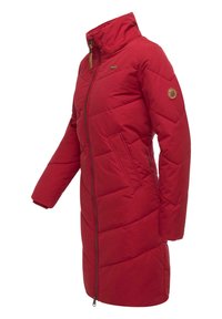 Rød polstret jakke med høy krage, hel glidelås, sidelomme og logo-patch på ermet. Strukturert stoff med horisontalt quiltet mønster.