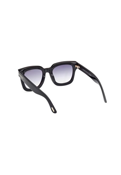 Zwarte acetaten zonnebril met een gedurfde, hoekige vorm, gradient lenzen en gouden accenten op de slapen.
