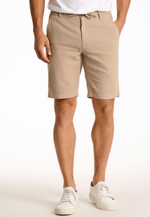Beige Leinen-Shorts mit lockerem Schnitt, ausgestattet mit einem Kordelzugbund, Seitentaschen und einem Saum, der über dem Knie endet.