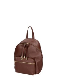 Zaino in pelle marrone con superficie texturizzata, chiusura a doppia cerniera, tasca frontale con zip e manico superiore per il trasporto.