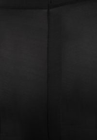 Fekete leggings sima textúrával, középső varrással és magas derékkal. Az anyag lágy és rugalmas.