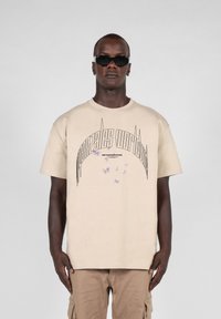 MJ Gonzales METAMORPHOSE - Apdrukāts T-krekls - wet sand