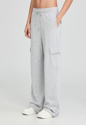 Pantaloni cargo in cotone grigio con cintura elastica, regolazione con cordoncino, tasche laterali e design a gamba larga. Tessuto morbido, stile casual.