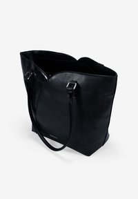 Bolso tote de cuero negro con textura suave, bordes redondeados y dos correas de hombro ajustables. Presenta un sutil logo grabado y un bolsillo interior.