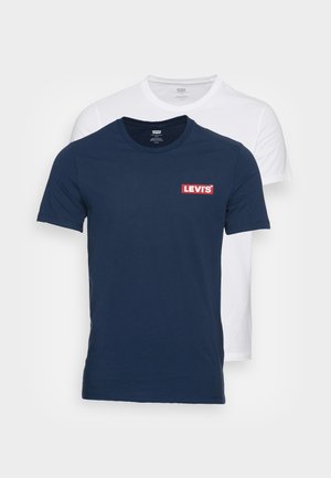 Dos camisetas: una de color azul marino con un logo rojo de Levi's y otra blanca lisa. Ambas tienen cuellos redondos y mangas cortas, y están hechas de algodón.