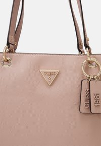 Guess NOELLE TOTE - Rankinė - rosewood