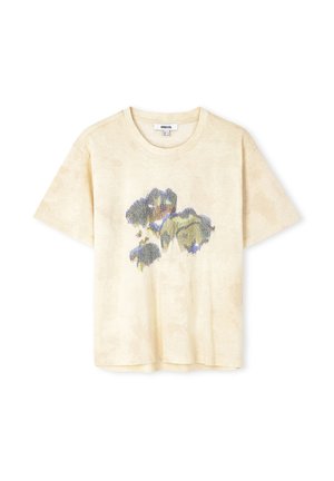 Camiseta de algodón de manga corta color beige con un patrón abstracto colorido en azul y verde en el centro. Textura suave, corte relajado.