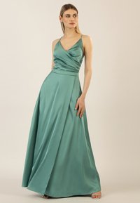 Langes, aquafarbendes Satin-Kleid mit V-Ausschnitt, drapiertem Oberteil und seitlichem Schlitz, ausgestattet mit dünnen Trägern und einem fließenden A-Linien-Rock.