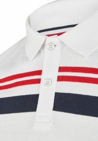 Witte polo met drie horizontale strepen in rood en marineblauw. Het heeft een klassieke kraag en een twee-knopen sluiting.