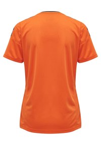 Jersey atlético naranja de manga corta, con cuello redondo, hecho de poliéster ligero. Presenta detalles en negro en las costuras de los hombros.