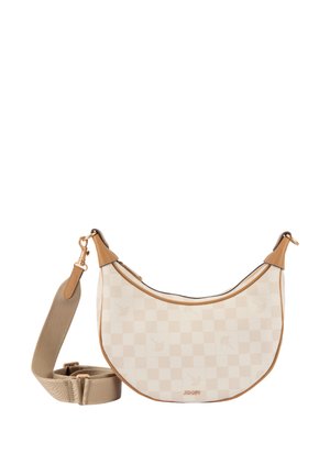 Kremna torbica čez ramo v obliki polmeseca s karo vzorcem, rjavim usnjenim robom, nastavljivim tkaninskim trakom in zlato-barvnimi kovinskimi dodatki.