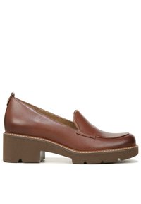 Bruine leren instapper met een ronde neus, dikke bruine platformzool en subtiele naaddetails langs de bovenrand.