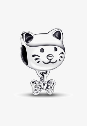 Encanto de plata con forma de cara de gato, con bigotes y un lazo que realza piedras transparentes. Textura suave y acabado pulido.