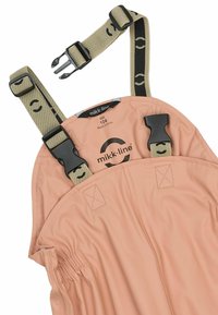 Salopette imperméable couleur pêche avec bretelles beiges ajustables, clips en plastique et taille élastique. Comprend le logo de la marque et une étiquette de taille à l'intérieur.