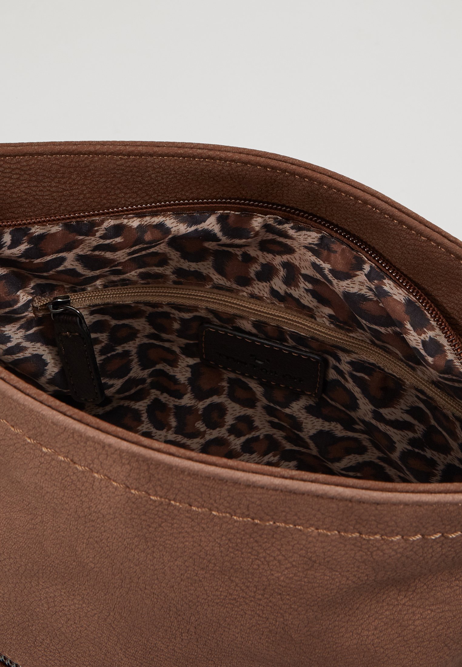TOM TAILOR ELIN CROSS BAG Skulderveske brownbrun TOM TAILOR ELIN Skulderveske beige Zalando.no