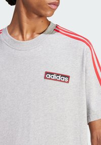 adidas Originals T-shirt med print - medium grey heather better scarlet