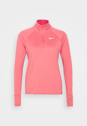 Top sportivo rosa a maniche lunghe con colletto alto e chiusura con mezza zip. Presenta righe texturizzate e un piccolo logo bianco sul petto.