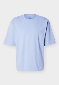 Ανοιχτό μπλε κοντομάνικο T-shirt με στρογγυλή λαιμόκοψη, άνετη γραμμή και διακριτικό μικρό λογότυπο στην αριστερή πλευρά του στήθους.