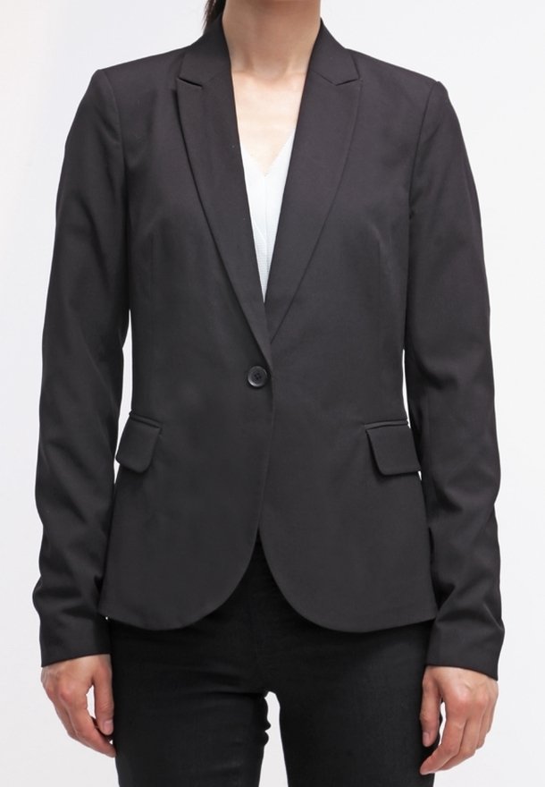 Černý blejzr s přizpůsobeným střihem, s jedním knoflíkem, špičatými klopami a dvěma předními kapsami. Hladká tkanina, slim fit.
