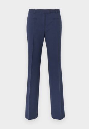 Pantalon bleu marine à jambes droites, avec une texture lisse, des passants pour ceinture et deux poches avant.