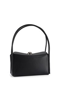 Črna usnjena ročna torbica s strukturirano obliko, ukrivljenim vrhom, kratkimi dvema ročajema in kovinskim zaponkom spredaj. Gladek tekstura.