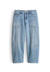 Jeans in denim azzurro chiaro con gambe larghe, grandi tasche a toppa frontali, passanti per cintura e chiusura con bottone e cerniera.