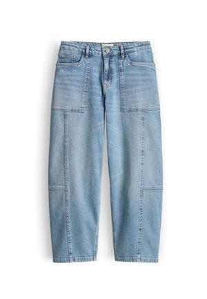 Jean en denim bleu clair avec jambes larges, grandes poches plaquées à l'avant, passants pour ceinture, et une fermeture à bouton et zip.