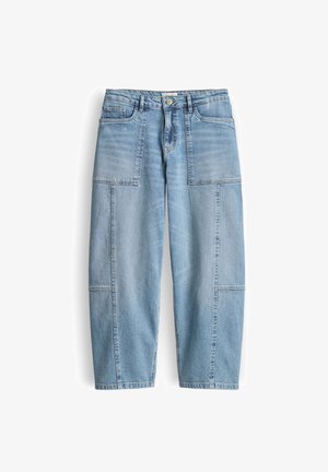 Jeans in denim azzurro chiaro con gambe larghe, grandi tasche a toppa frontali, passanti per cintura e chiusura con bottone e cerniera.