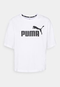 Balta trumpa medvilninė marškinėliai, kuriuose priekyje yra didelis juodas "PUMA" logotipas ir juoda puma siluetas. Apskritas iškirpimas.