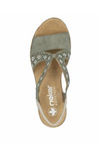 Sandale en daim vert avec découpes florales, accents beiges et semelle intérieure rembourrée. Conçue pour le confort avec une semelle plate. Marque Rieker Antistress visible.