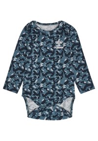 Langärmliger Baby-Body in Marineblau mit Camouflage-Muster, aus weichem Stoff gefertigt, mit einem weißen Logo auf der Brust und Druckknopfverschluss.