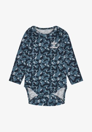 Langsleeve baby bodysuit in marineblauw met een camouflagepatroon, gemaakt van zachte stof, met een wit logo op de borst en drukknoopsluiting.