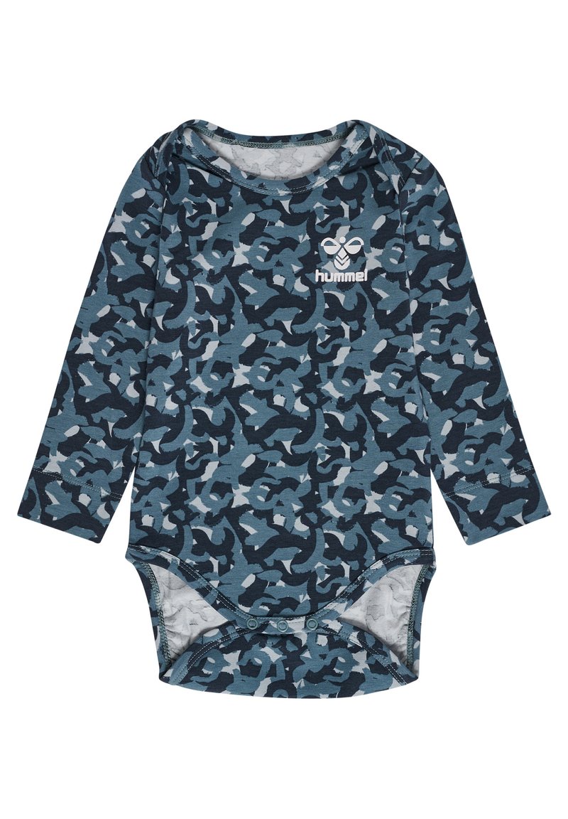 Langärmliger Baby-Body in Marineblau mit Camouflage-Muster, aus weichem Stoff gefertigt, mit einem weißen Logo auf der Brust und Druckknopfverschluss.