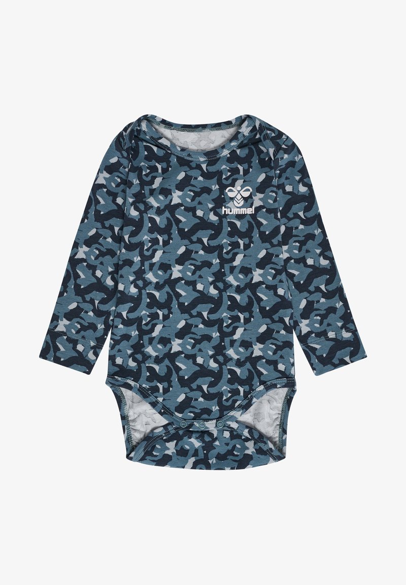 Langärmliger Baby-Body in Marineblau mit Camouflage-Muster, aus weichem Stoff gefertigt, mit einem weißen Logo auf der Brust und Druckknopfverschluss.