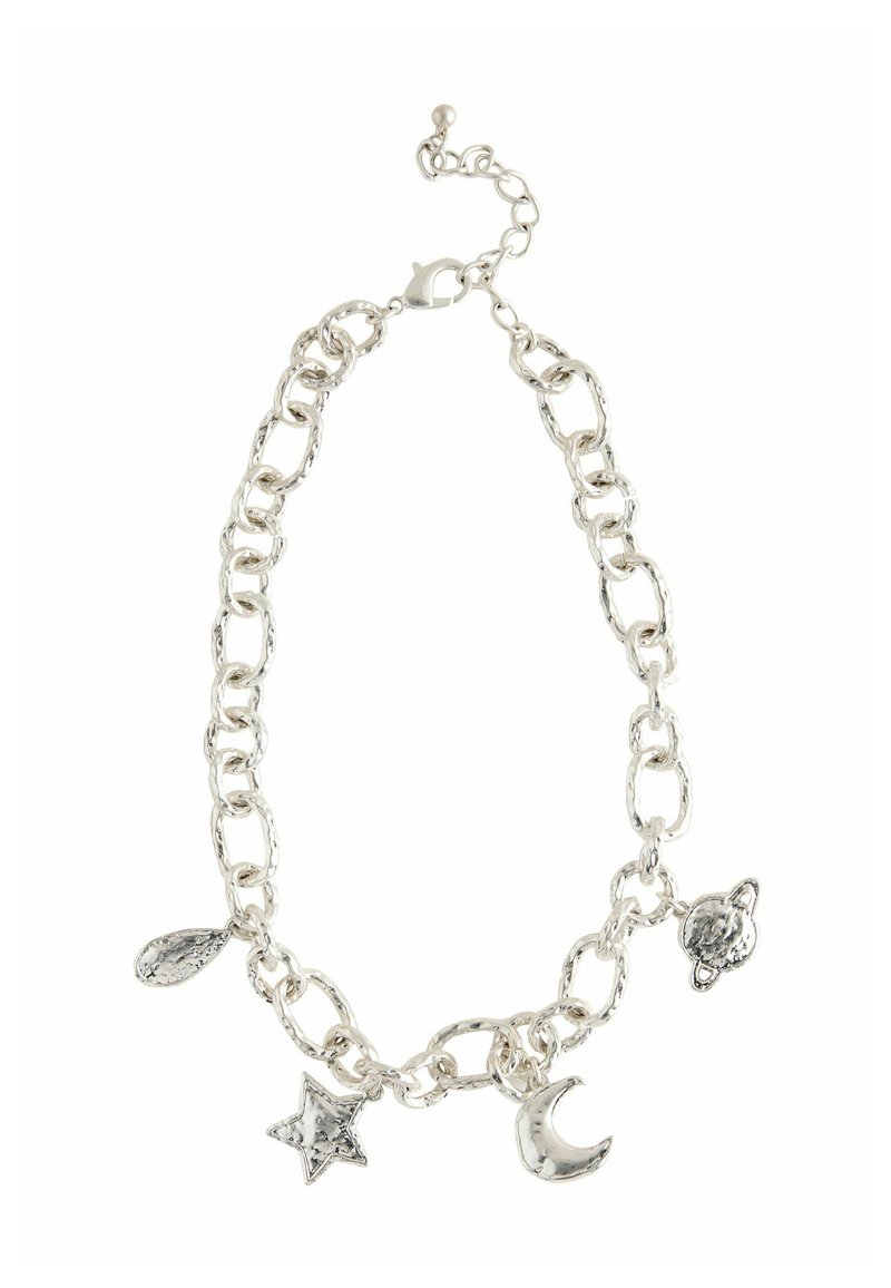 Silberne Kettenhalskette mit strukturierten Gliedern und vier Anhängern: einem Tropfen, einem Stern, einem Halbmond und einem Planeten, mit einem Clipverschluss.