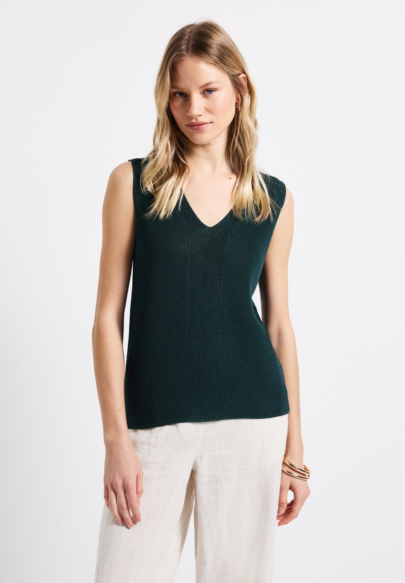 Bezrękawnik w ciemnozielonym kolorze, wykonany na szydełku z dekoltem w kształcie litery V i fakturowanym wzorem, charakteryzujący się dopasowaną sylwetką i gładkim wykończeniem.