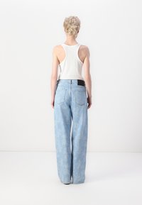 Mads Nørgaard ART CHRISTEL  - Calças de ganga de corte relaxado - light denim