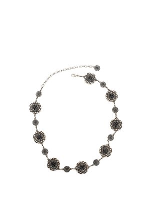 Collier chaîne en argent avec pendentifs métalliques en forme de rose florale alternant grandes et petites tailles et fermeture à mousqueton.