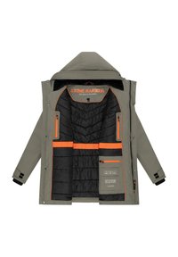 Veste parka kaki avec fermeture éclair, doublée d'une isolation matelassée noire et d'accents orange, dotée de plusieurs poches et d'une capuche.