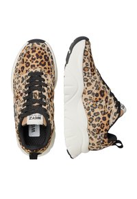 Sneakers con stampa leopardata, in tessuto beige sulla parte superiore, lacci neri e suola bianca texturizzata. Presentano una linguetta sul tallone per una facile calzata.