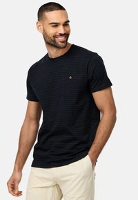Kurzärmliges, marineblaues T-Shirt mit horizontalem Streifenmuster, rundem Halsausschnitt, kleinem Brustlogo und weichem Baumwollmaterial.