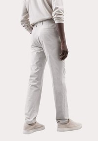 Marks & Spencer REGULAR FIT SUPER LIGHTWEIGHT - Bukser - dove