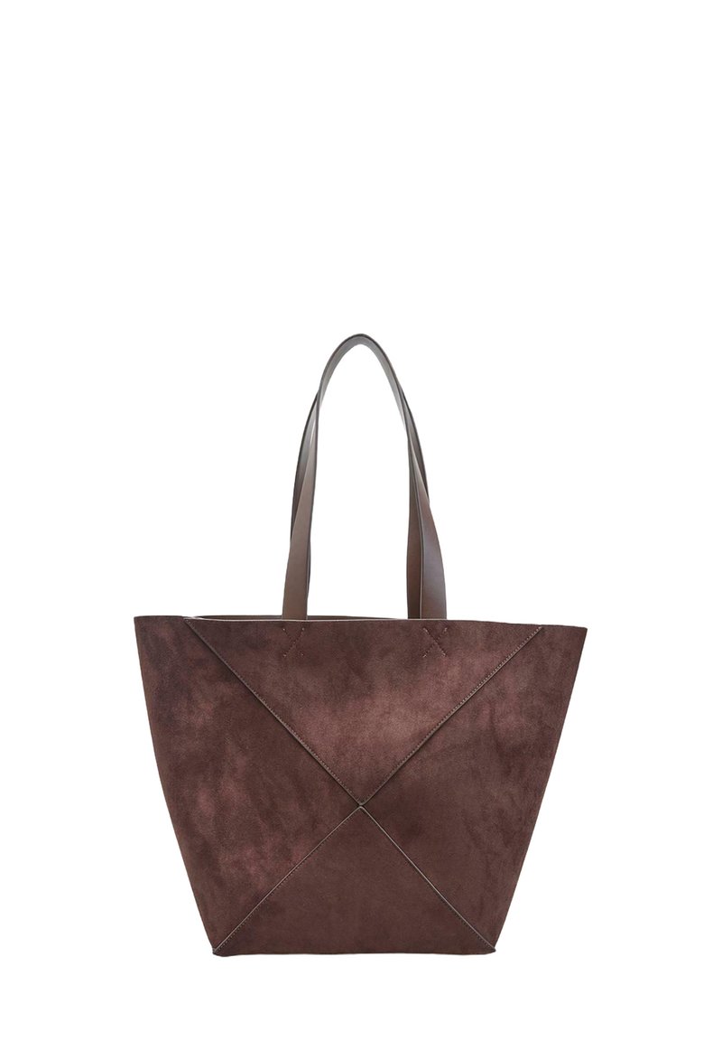 Braune Wildleder-Tasche mit zwei mittelgroßen Griffen, ausgestattet mit einem geometrischen Design und Akzentnähten auf der Vorderseite.